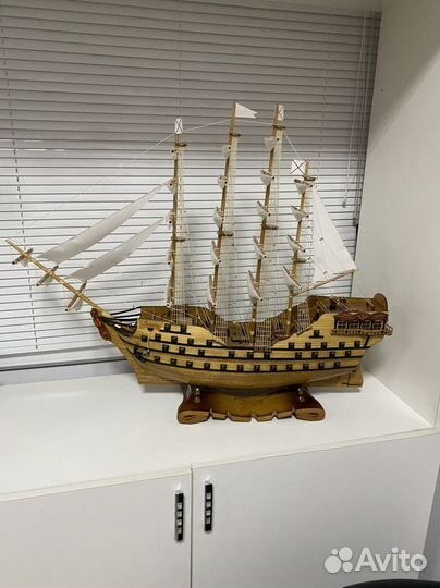 Модель парусника из дерева