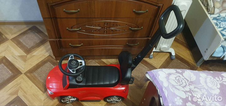 Детская машинка каталка с ручкой