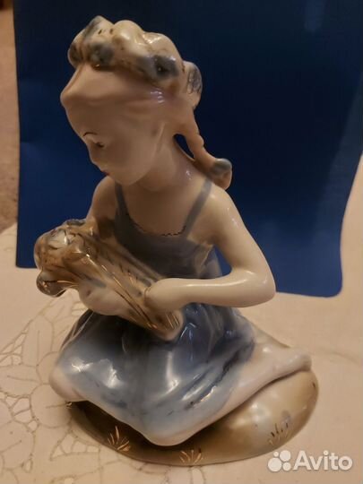 Статуэтка СССР Девушка с букетом Гжель