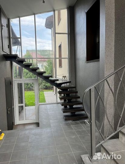 Лестница с площадкой на второй этаж