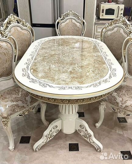 Стол обеденный. В наличии