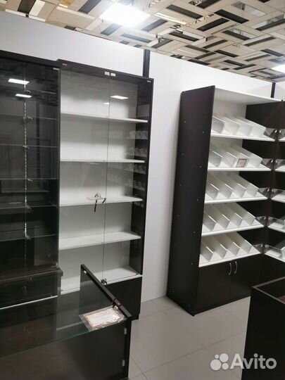 Витрина с полками