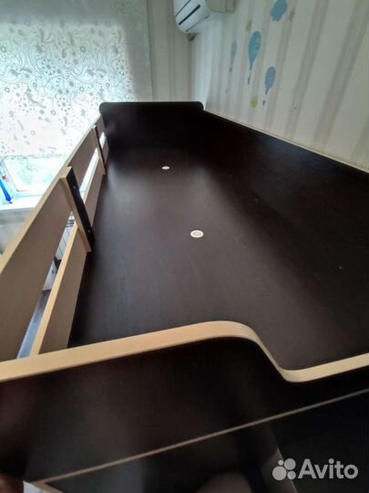 Кровать чердак со столом и шкафом