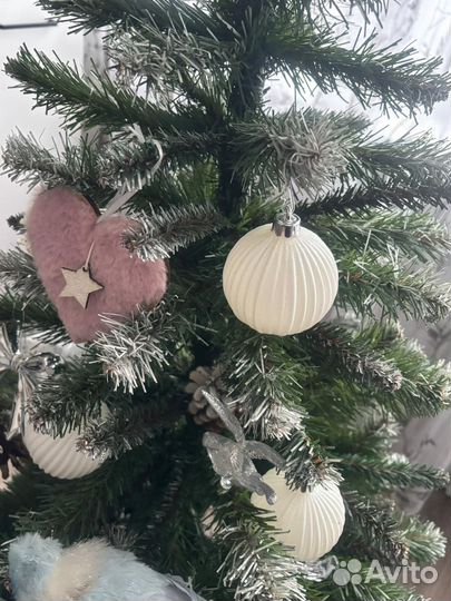 Ель искуственная заснеженная с игрушками