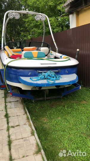Буксировщик Moomba
