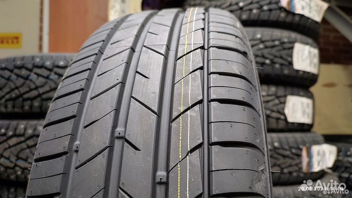 Kumho Ecsta HS52 215/45 R16 90V