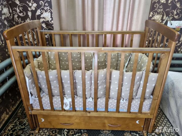 Детская кроватка с маятником