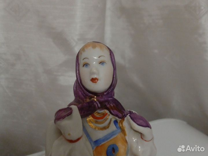 Фарфоровая статуэтка танцующая девушка дулево СССР