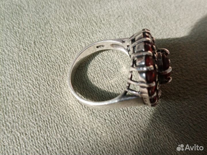 Кольцо с гранатом