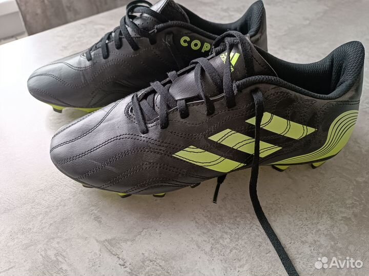 Футбольные бутсы adidas