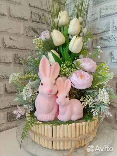 Цветочная композиция с зайчиком