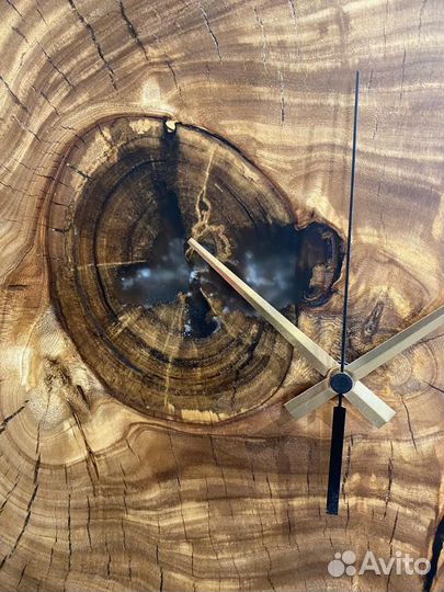 В наличии часы лофт из спила карагача и смолы