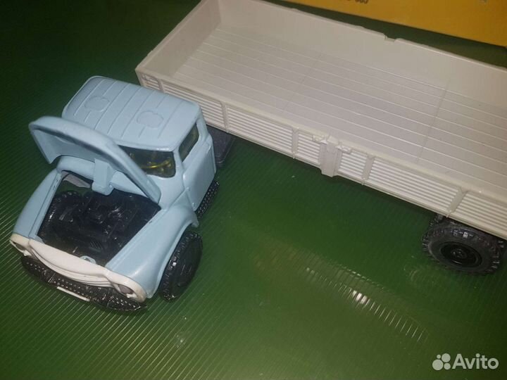 Модель грузовика ЗИЛ 130В1 с полуприцепом одаз-885