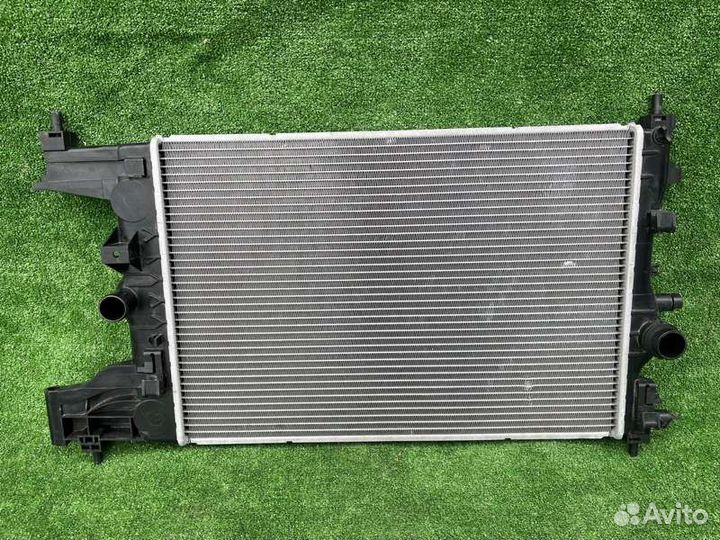 Радиатор охлаждения двигателя Opel Astra J 1.4-1.6