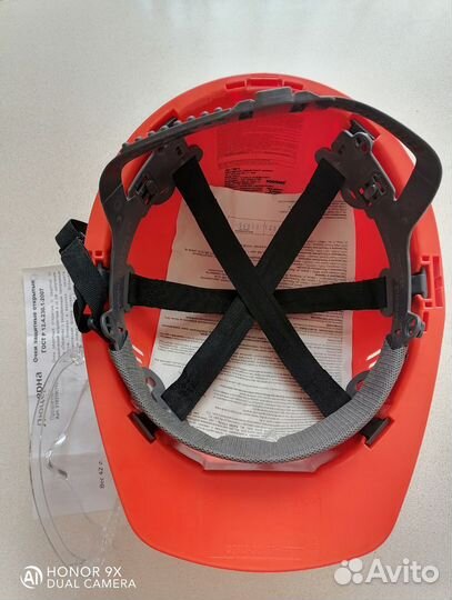 Каска строительная +защитные очки. новое