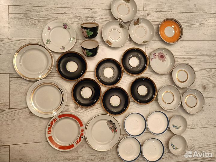 Блюдца кобальт, золото, кружки цветы на чёрном