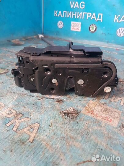 Замок дверной задний левый. Шкода Октавия А7