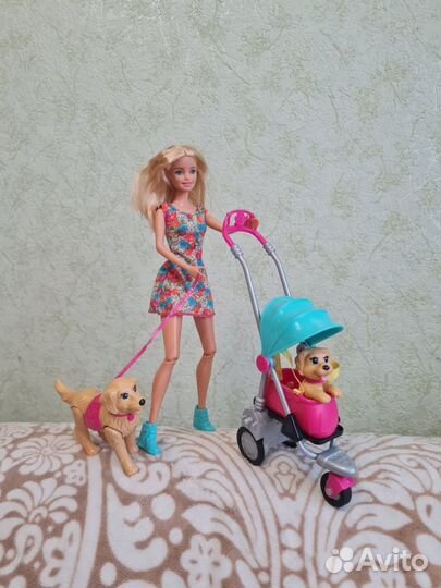 Кукла barbie на прогулке и 4 образа