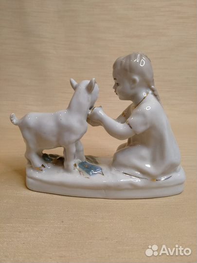 Статуэтка Девочка с козлёнком Старая Гжель