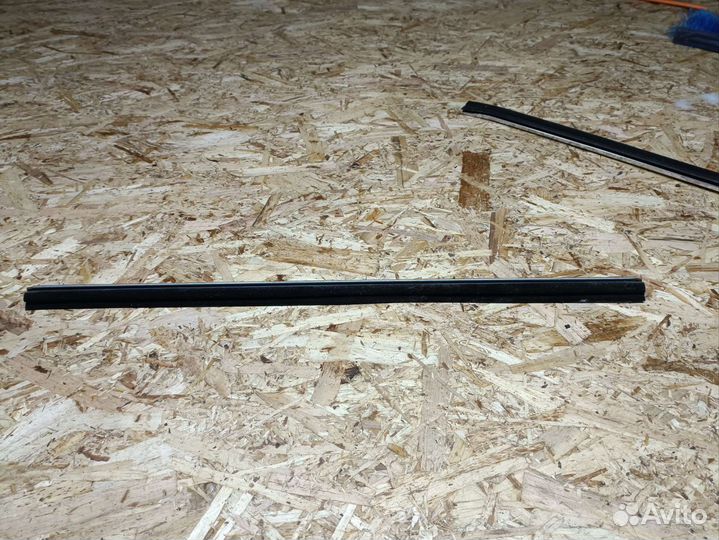 Уплотнитель двери Toyota Corolla CE108 задней прав