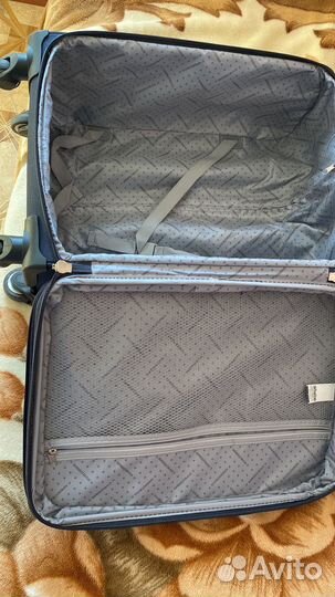 Чемодан на колесах дорожный