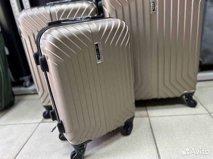 Чемодан зеленый