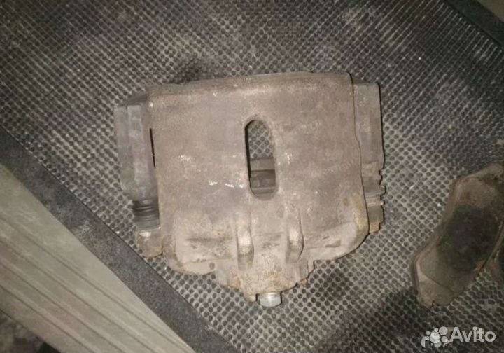 Суппорт правый 64 мм Додж Караван Крайслер Вояджер