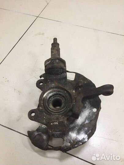 Кулак поворотный левый Nissan Primera