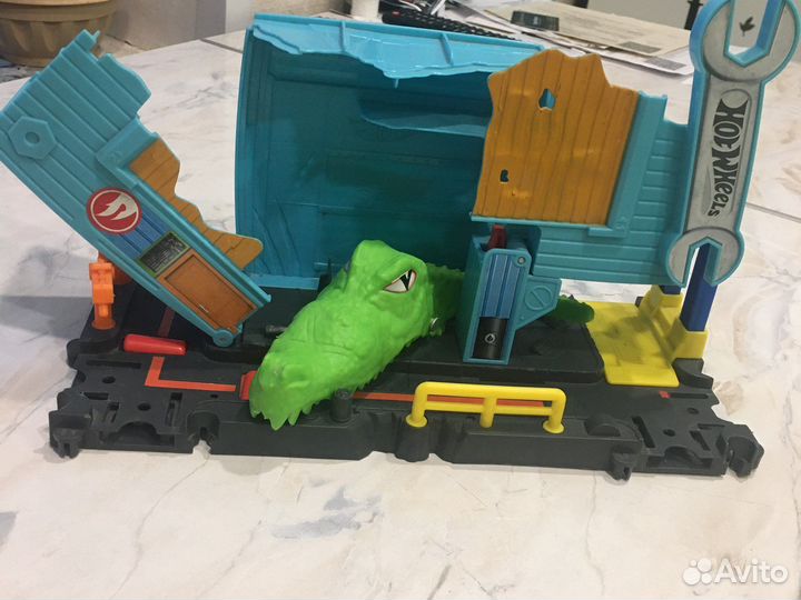 Хот вилс гараж с крокодилом