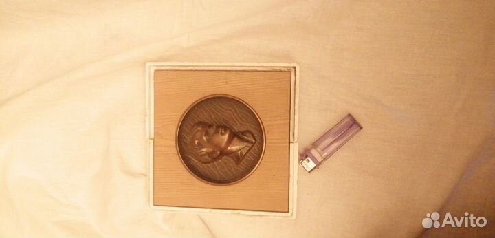 Есенин, бронза, в деревянном обрамление