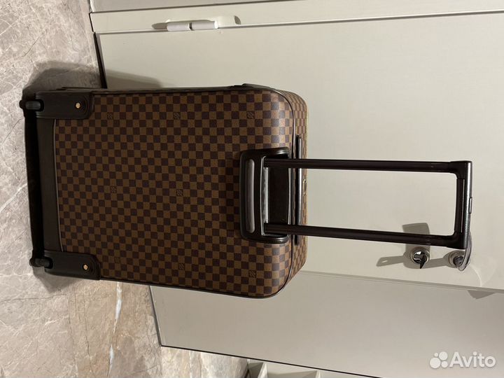 Чемодан на колесах Louis Vuitton