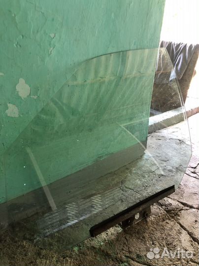 Стекло переднее левое priora