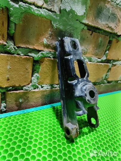 Кронштейн опоры двигателя задний Renault Duster