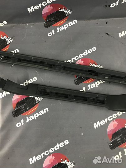 Пластиковые накладки на пороги в салоне W163