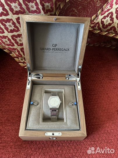 Женские Часы Girard-Perregaux Laureato оригинал