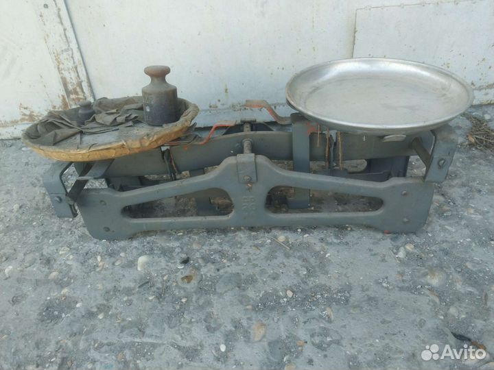 Весы с гирями