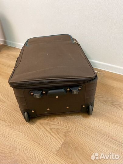 Чемодан на колесах размер m