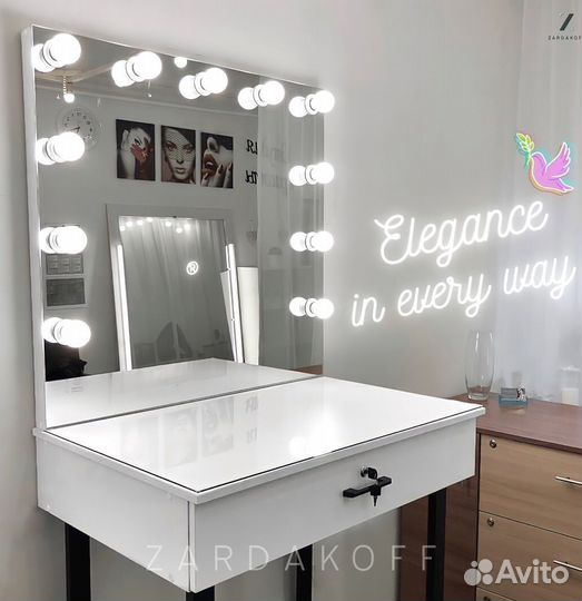Туалетный столик с гримерным зеркалом с подсветкой