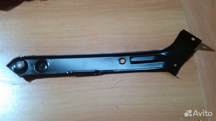 В наличии Кронштейн панели радиатора правый Стойка