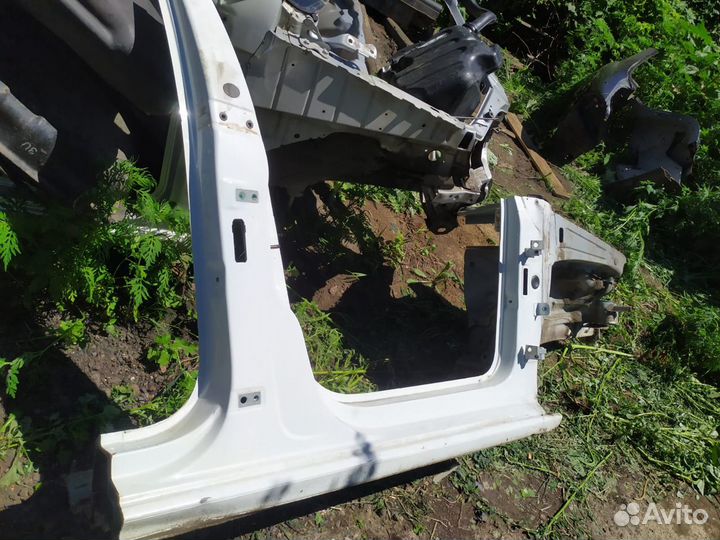 Короб и стойки прав. сторона Volkswagen Polo 2015