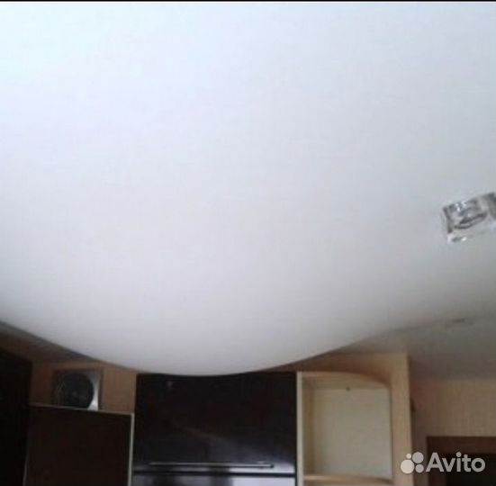 Слив воды с натяжного потолка, выдаю чеки