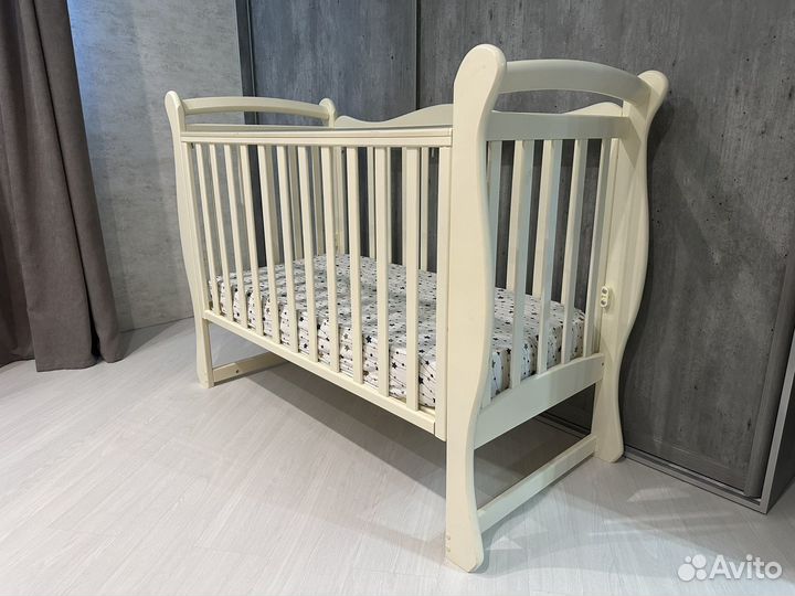 Детская кроватка с поперечным маятником