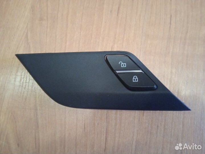 Кнопка центрального замка (накладка ручки) правая