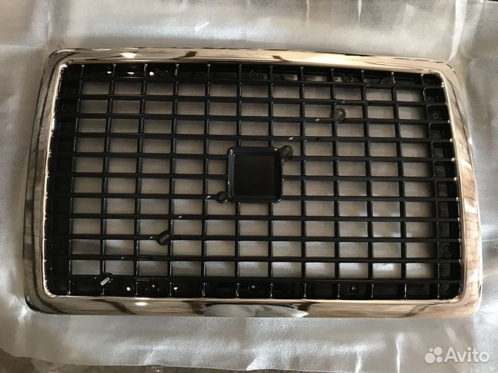 Решетка радиатора Volvo VNL 670-780 хром по краю