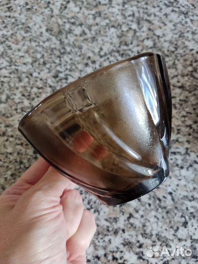 Чашка с блюдцем из коричневого стекла