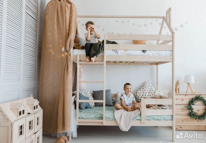 Кровать двухьярусная из массива
