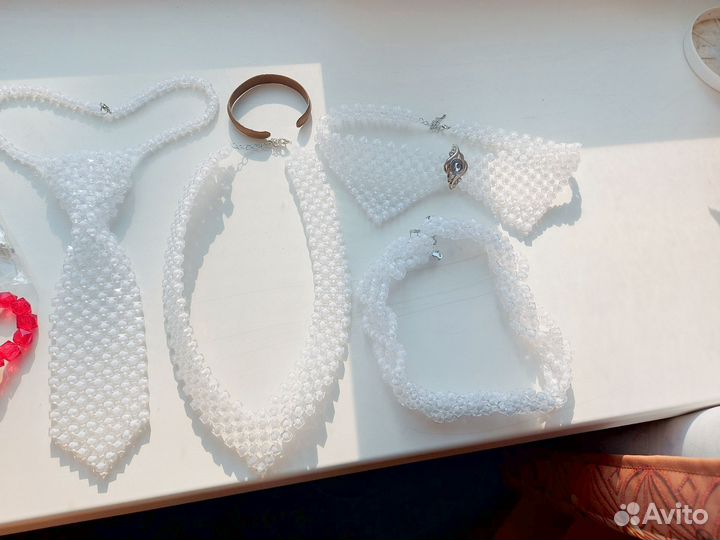 Бусы,галстук,воротничок и.т.д.Все что на фото