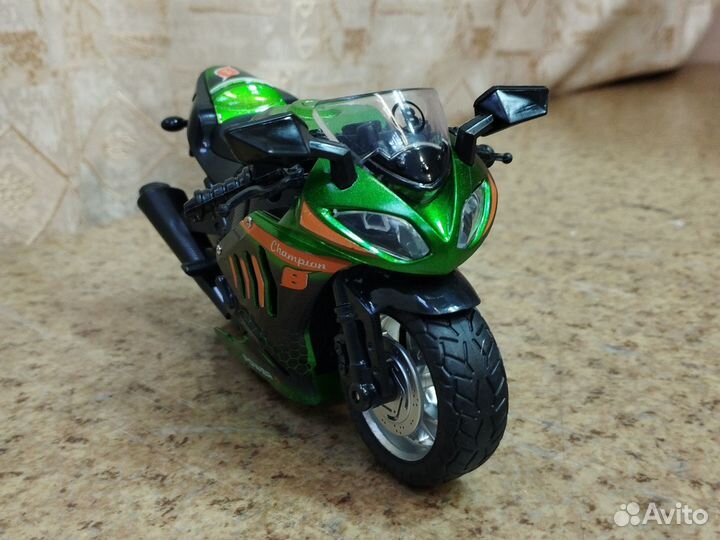 Модель мотоцикла, длина 13 см зелёный