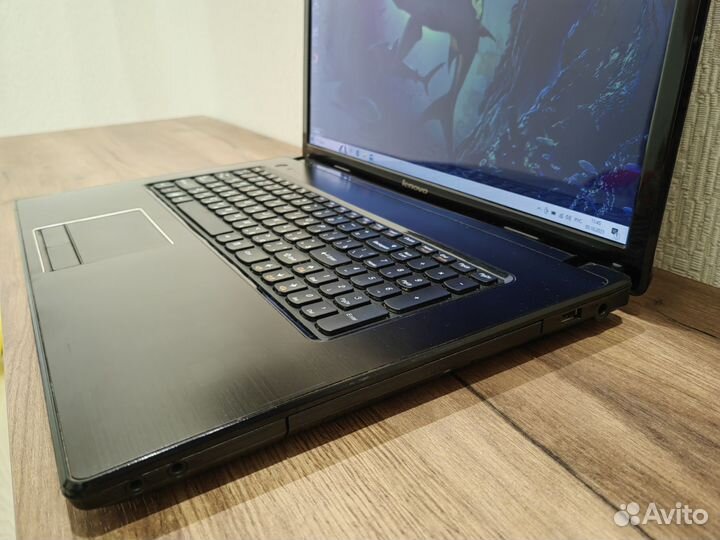 Lenovo 17.3 / core i3 / 8 gb / SSD 256gb