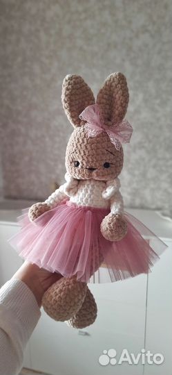 Вязаная зайка игрушка